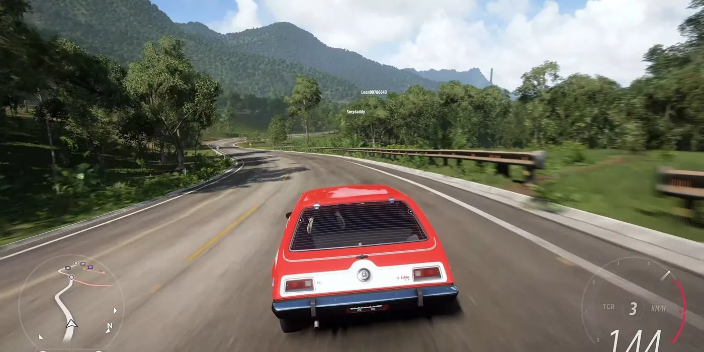 Chiếc xe AMC Gremlin 1973 trong game đua xe Forza Horizon 5 trên một cung đường đất