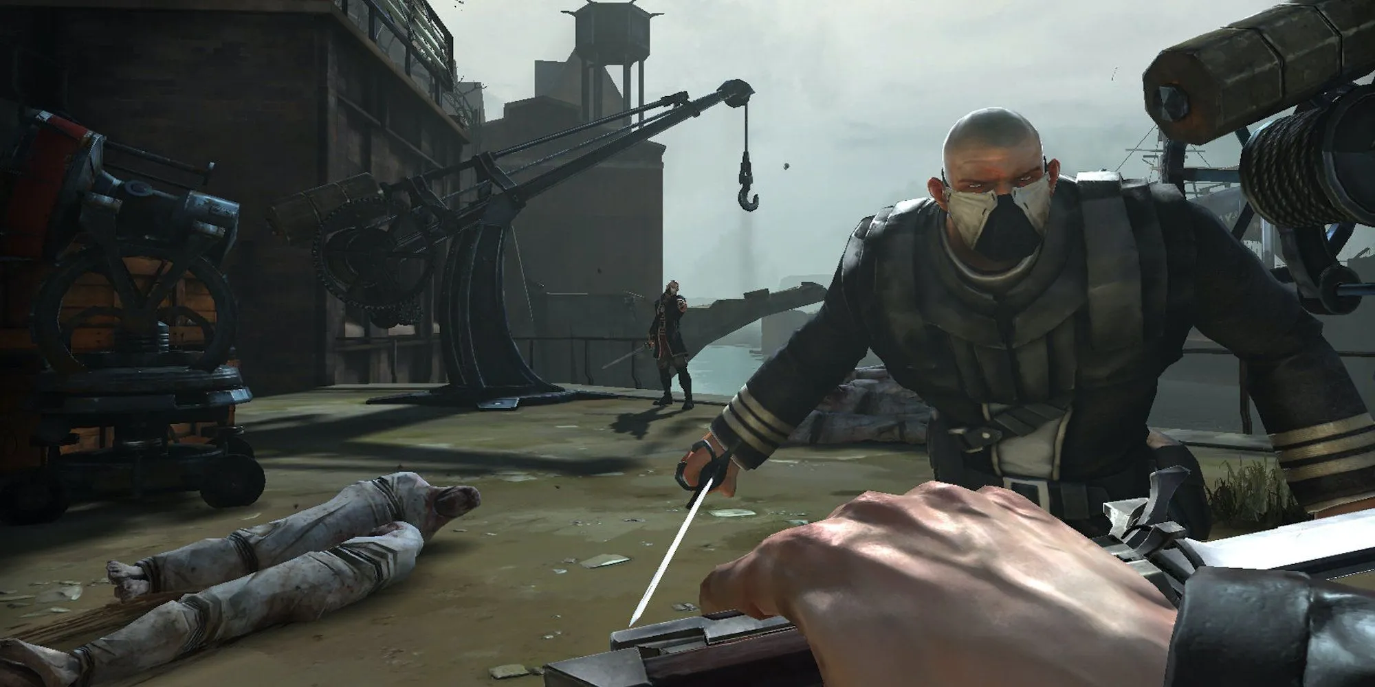 Corvo Attano chiến đấu với kẻ thù bằng năng lực siêu nhiên trong Dishonored