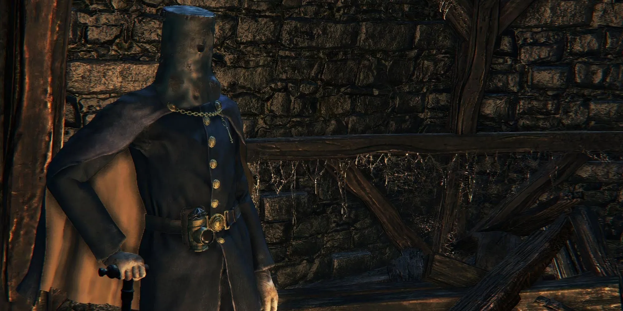 Hình ảnh NPC Valtr, Master of the League, với chiếc mũ sắt đặc trưng và vũ khí Whirligig Saw trong Bloodborne.