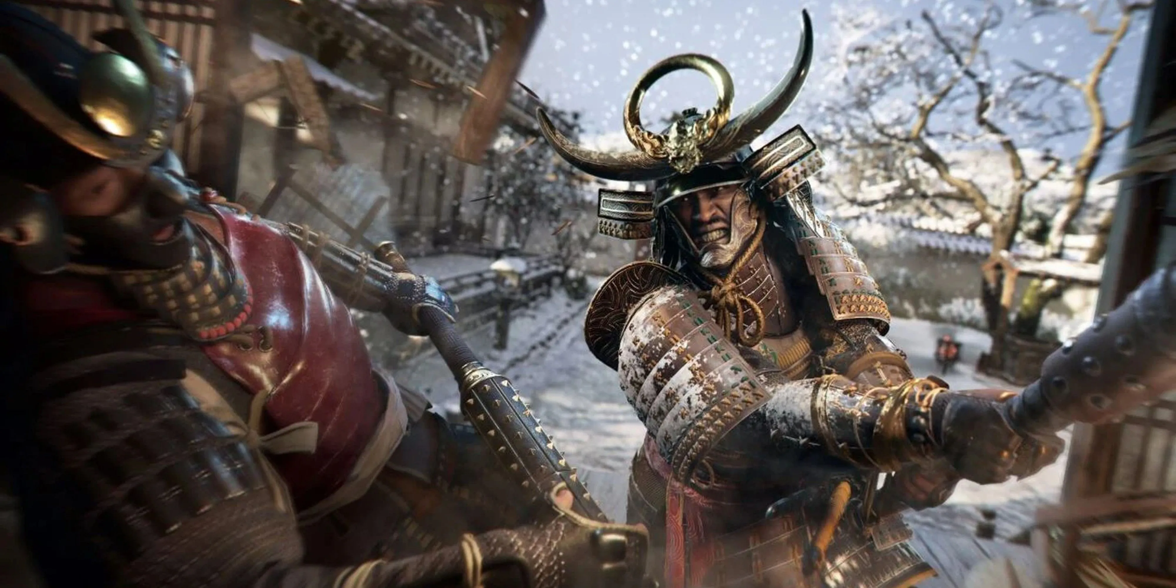 Naoe ám sát lén lút một kẻ địch từ bụi cỏ trong Assassin's Creed Shadows
