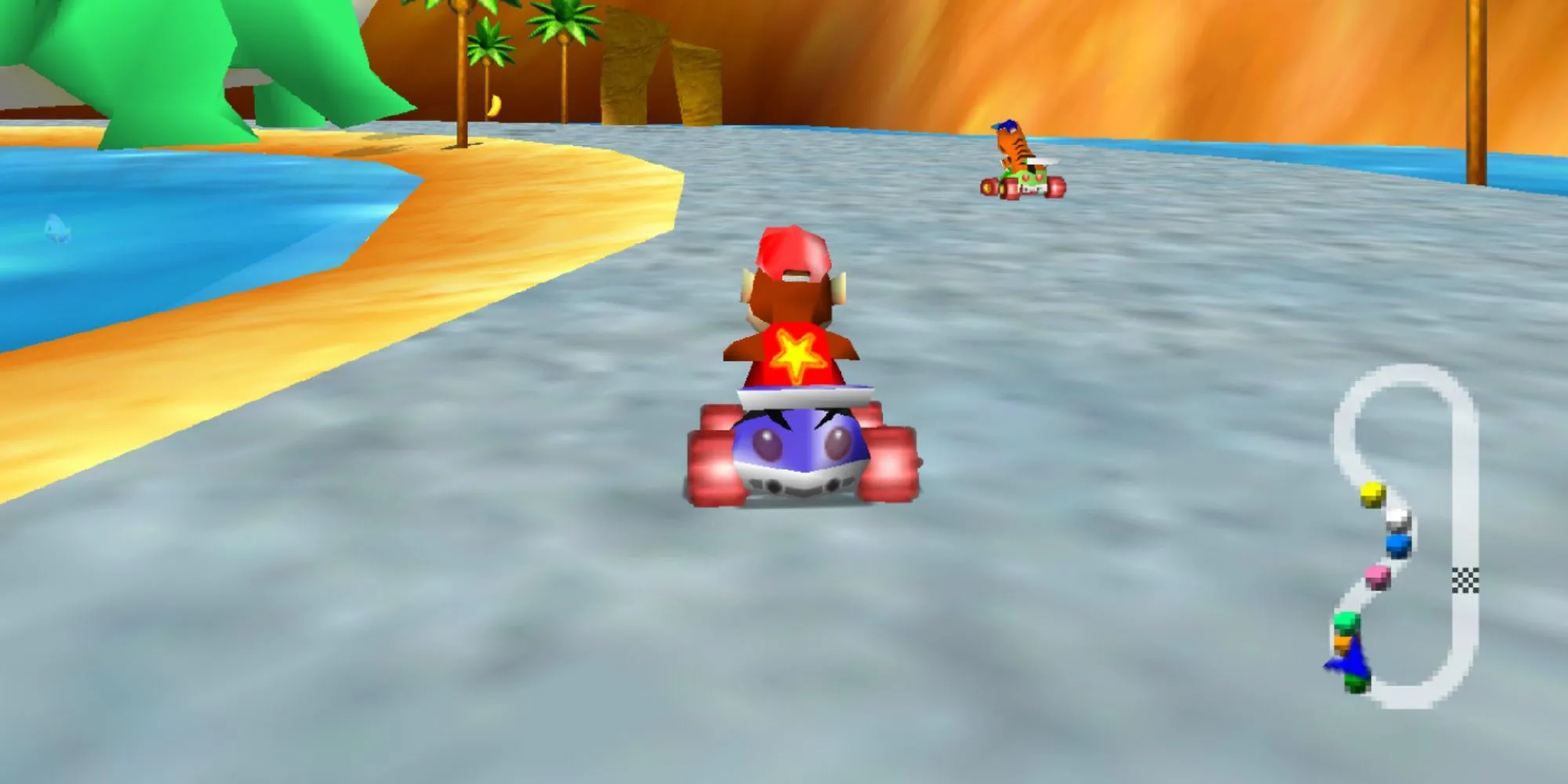 Nhân vật Diddy Kong đua xe kart trên bãi biển trong game Diddy Kong Racing