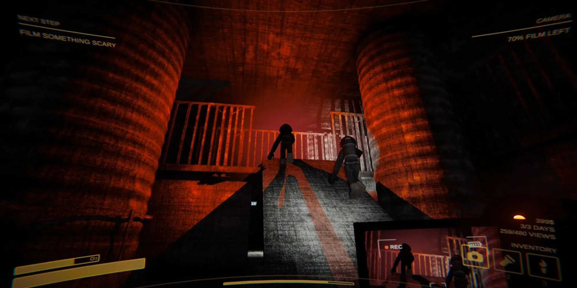 Nhân vật trong game Content Warning dùng camera quay phim trong môi trường tối và đáng sợ