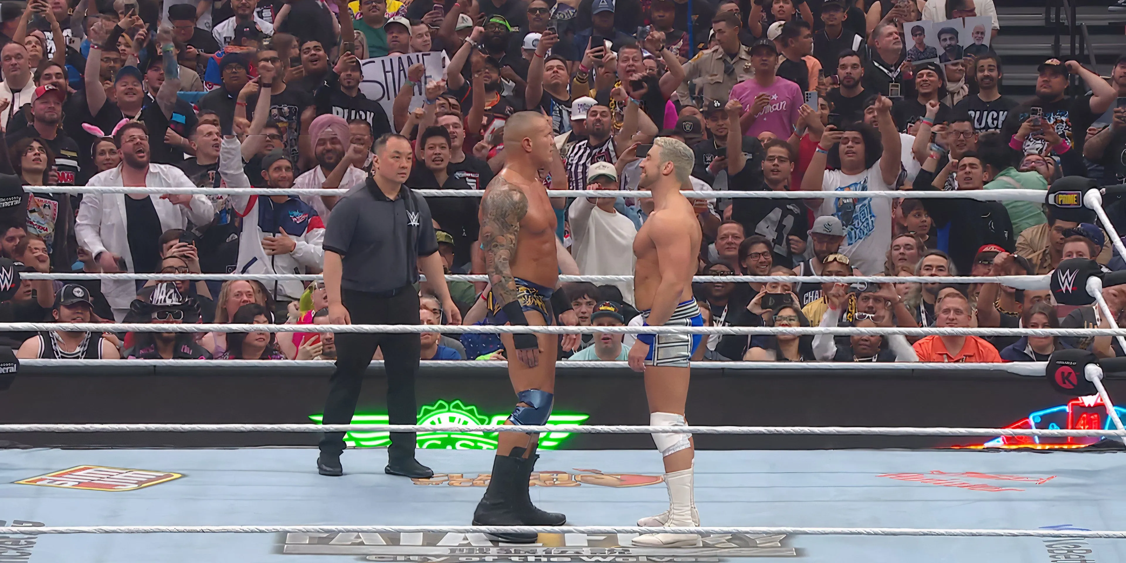 Randy Orton thực hiện đòn RKO lên Joe Hendry