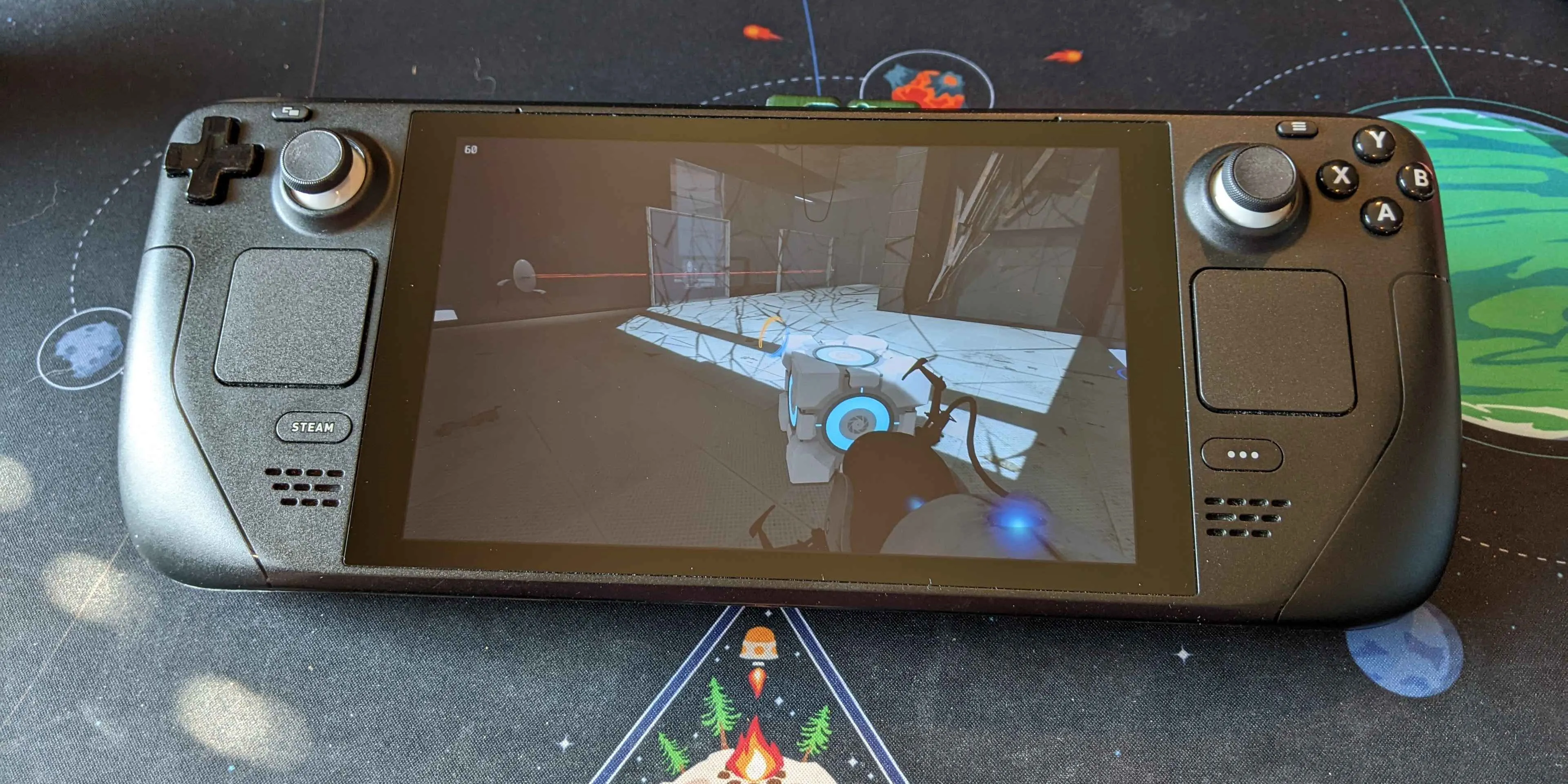 Steam Deck chạy game Portal 2, người chơi đang di chuyển khối lập phương