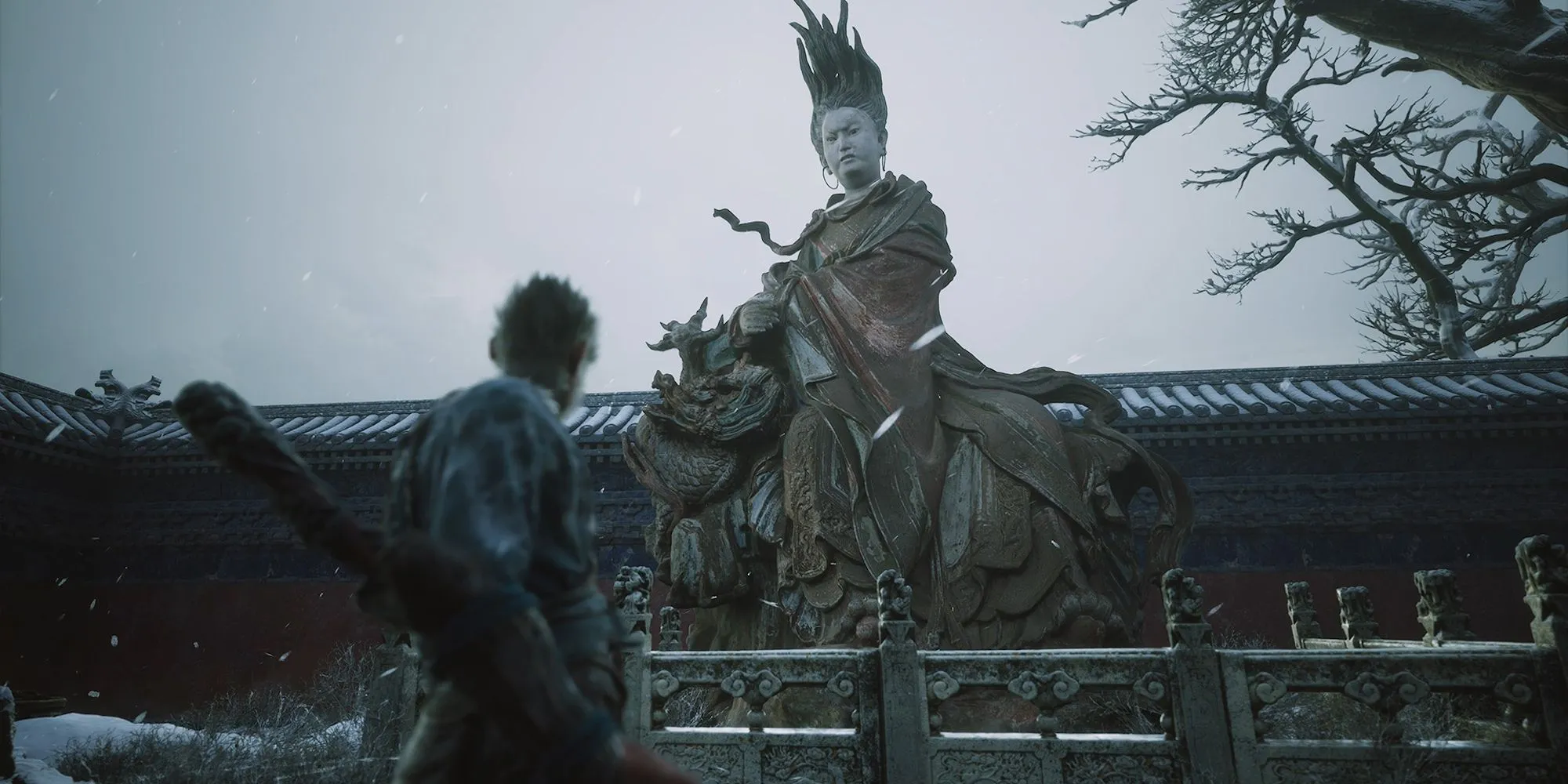 Sun Wukong từ Black Myth Wukong nhìn một bức tượng lớn trong vườn