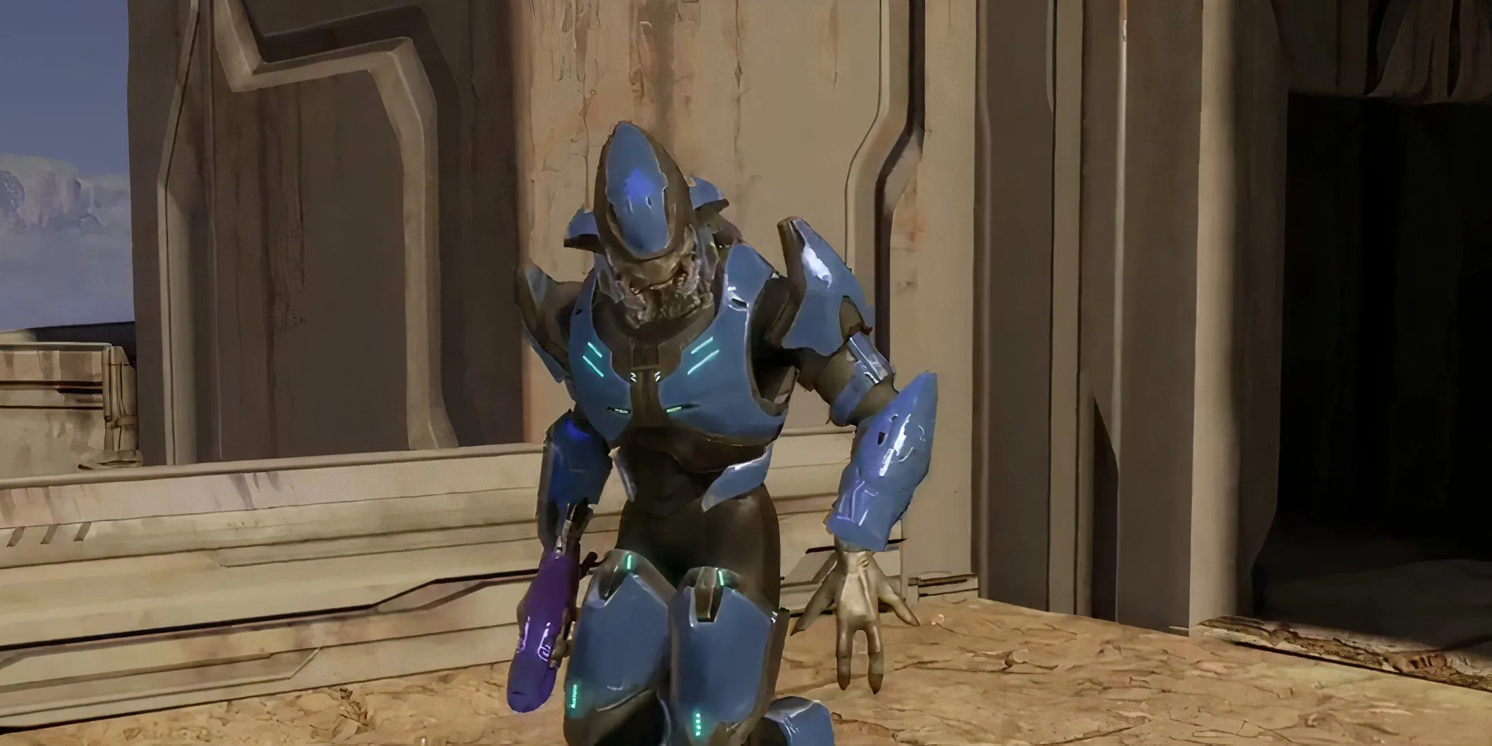Một lính Sangheili Minor tuần tra tàn tích Forerunner trong Halo 2 Anniversary, bối cảnh chính của game