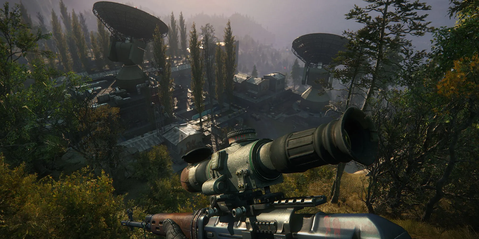 Tay bắn tỉa, Jonathan North, quan sát một căn cứ bằng súng bắn tỉa trong Sniper Ghost Warrior 3