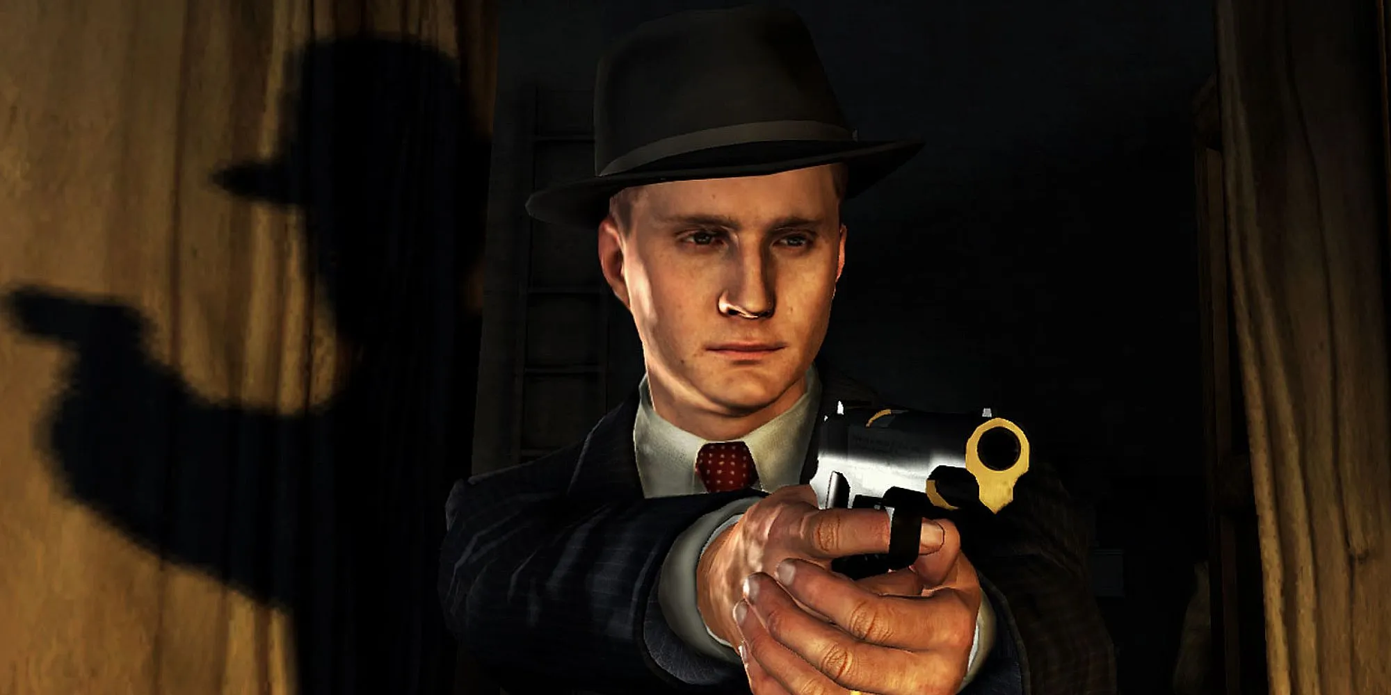 Thám tử Cole Phelps đang kiểm tra một căn phòng tối và cầm súng trong LA Noire, thể hiện không khí điều tra căng thẳng