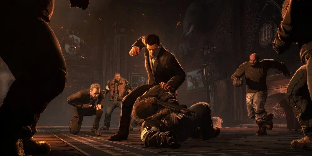 Bruce Wayne và Alfred Pennyworth chuẩn bị đối đầu với những tên côn đồ trong Batman: Arkham Origins, thể hiện tinh thần khởi đầu của Batman.