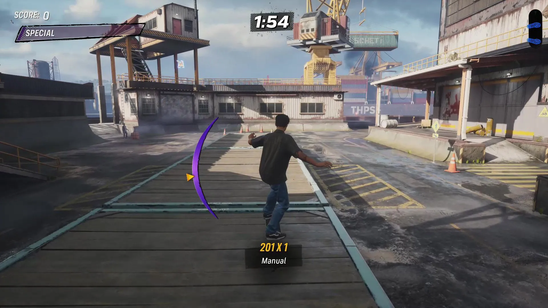 Game thủ thực hiện combo manual trên tàu hỏa tại khu cảng biển trong Tony Hawk's Pro Skater 3 + 4