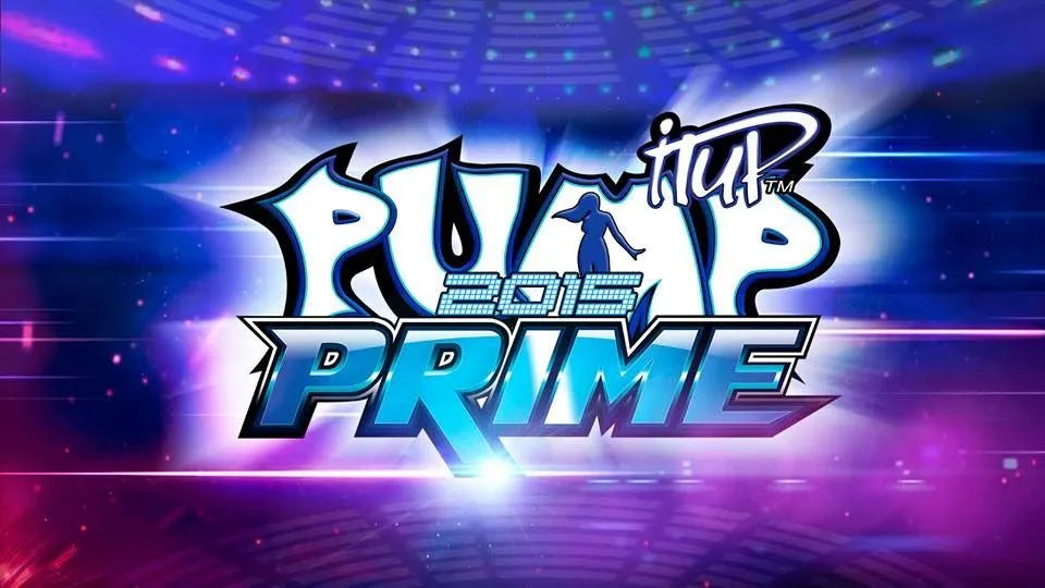 Game thủ trải nghiệm Pump It Up trên máy arcade với thảm nhảy đặc trưng