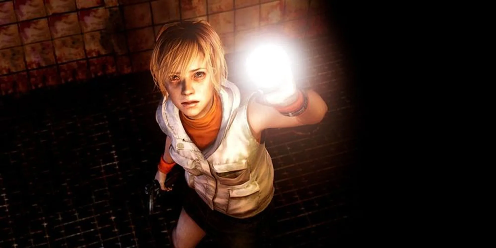 Heather Mason, nữ anh hùng trẻ tuổi của Silent Hill 3, chiếu đèn pin trong bóng tối