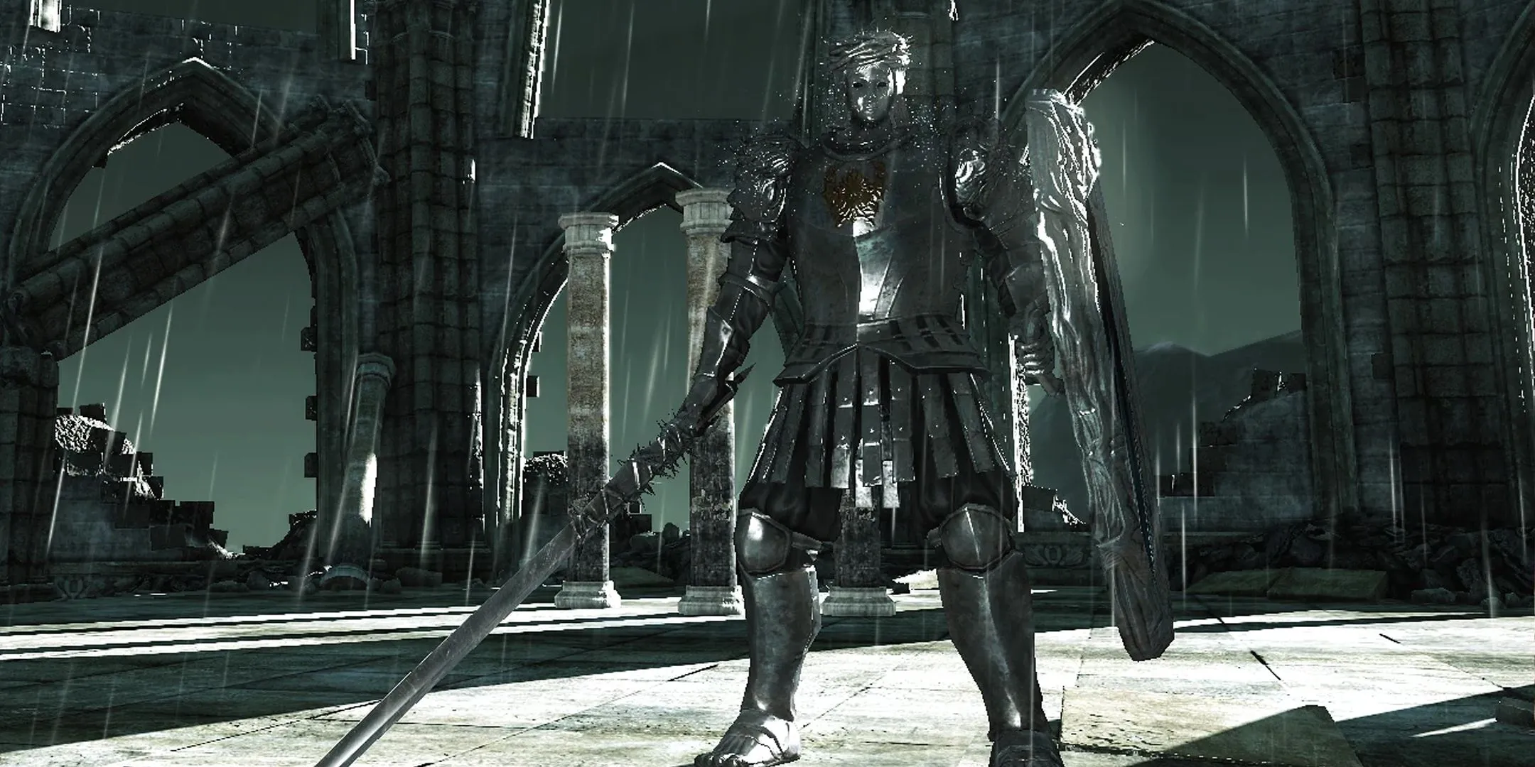Hiệp sĩ Looking Glass từ Dark Souls 2 đứng trong đấu trường mưa