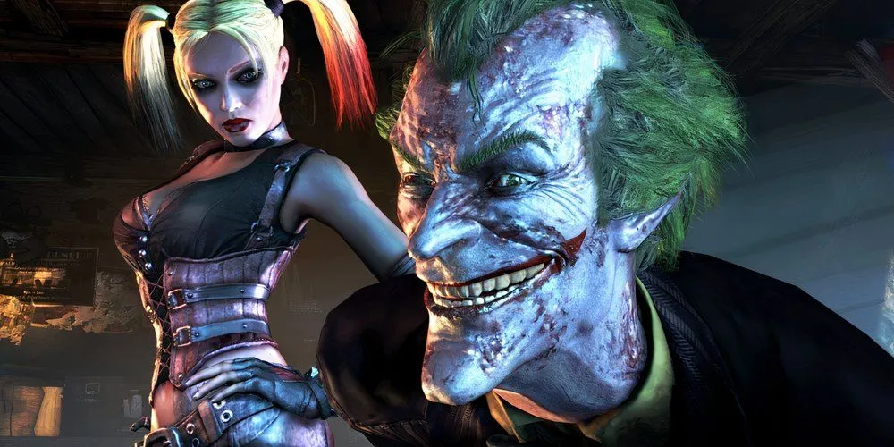 Joker bệnh tật đang cười toe toét nhìn vào màn hình cùng Harley Quinn trong Batman: Arkham City, một cảnh biểu tượng của cốt truyện u tối.