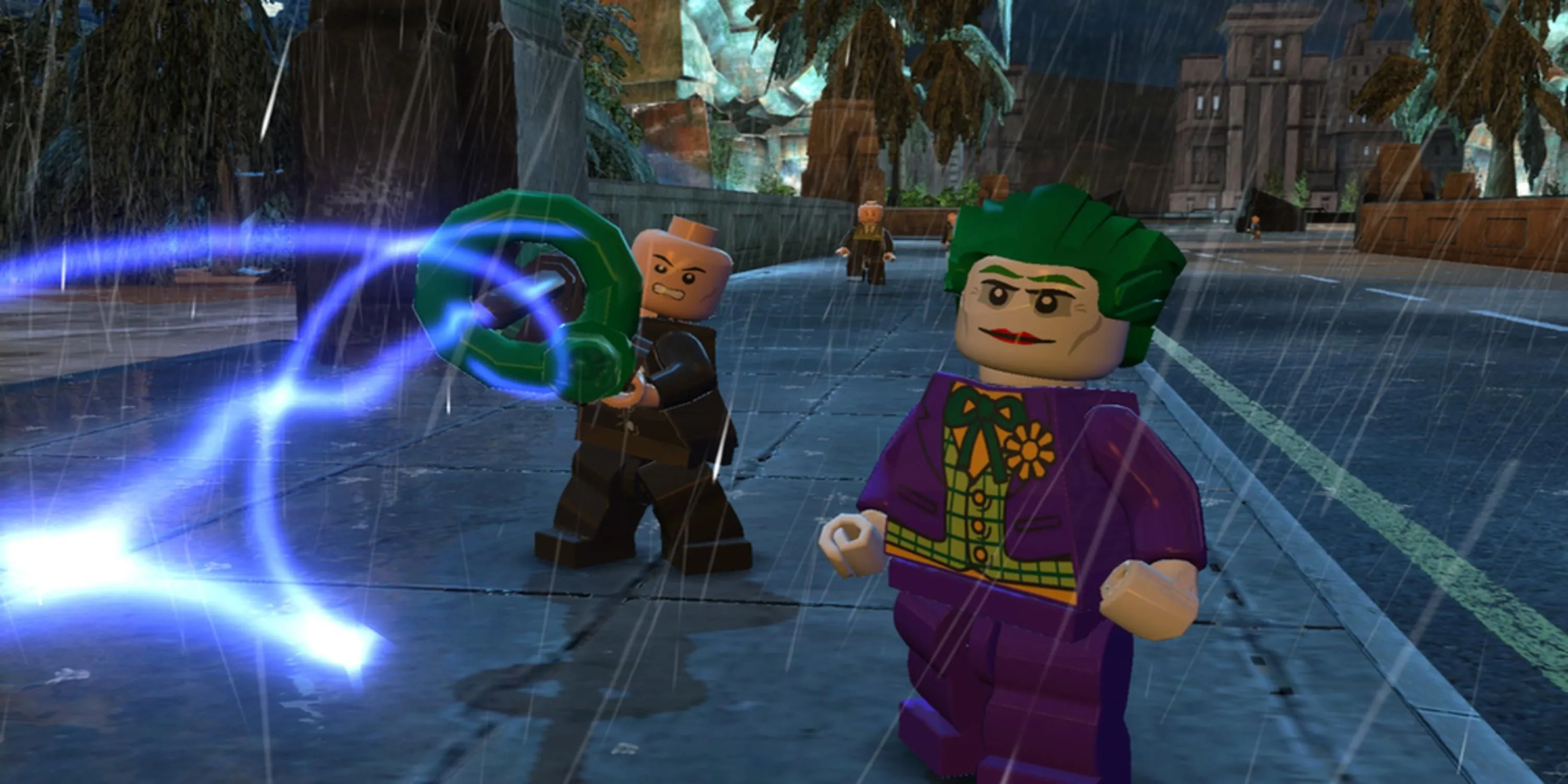 Joker và tay sai đang đứng trên đường phố, bắn súng laser trong Lego Batman 2: DC Super Heroes, thể hiện sự hỗn loạn và hài hước.