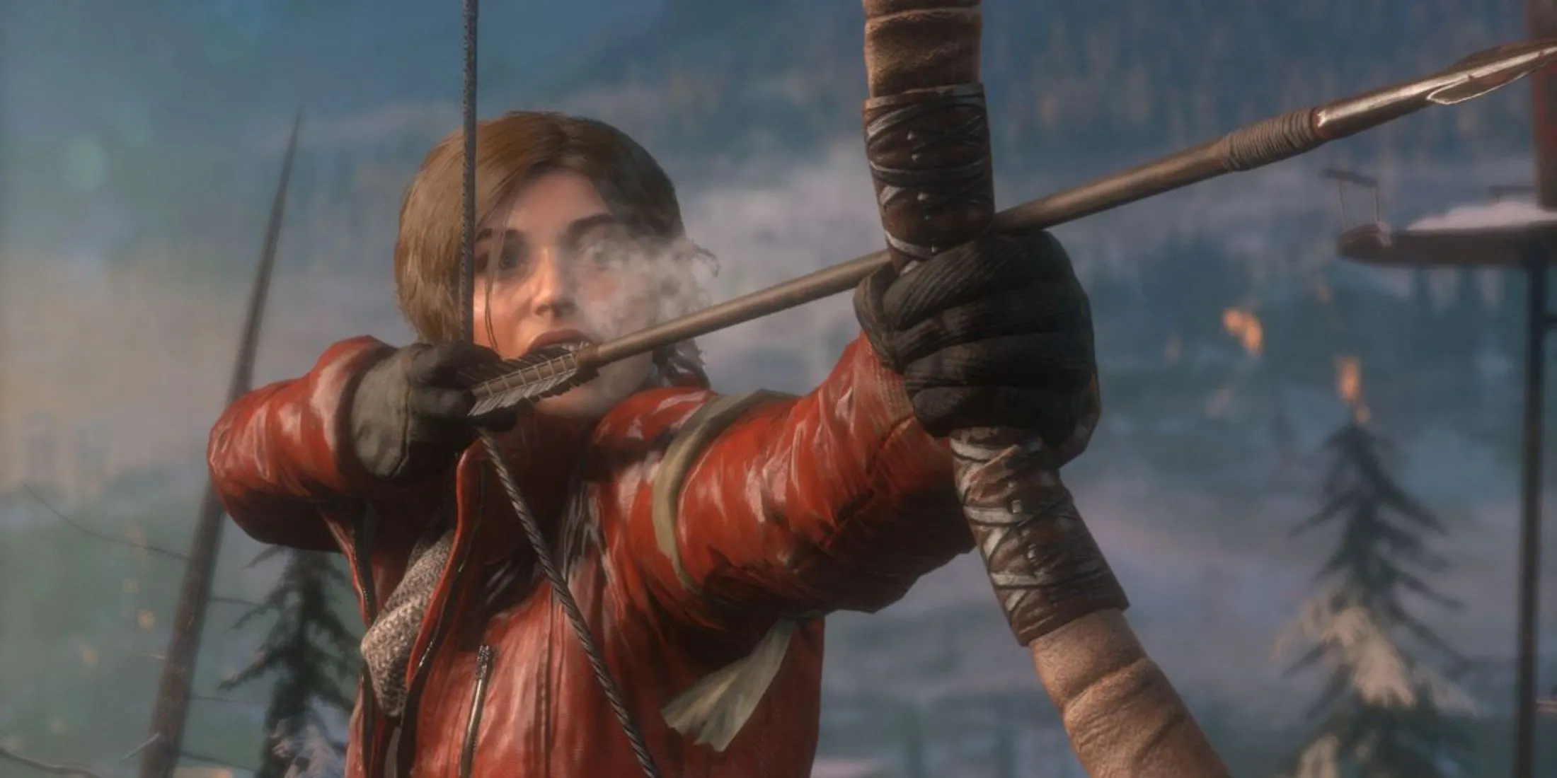 Lara Croft căng cung trong khu rừng phủ tuyết trong Rise Of The Tomb Raider, sẵn sàng đối mặt thử thách.
