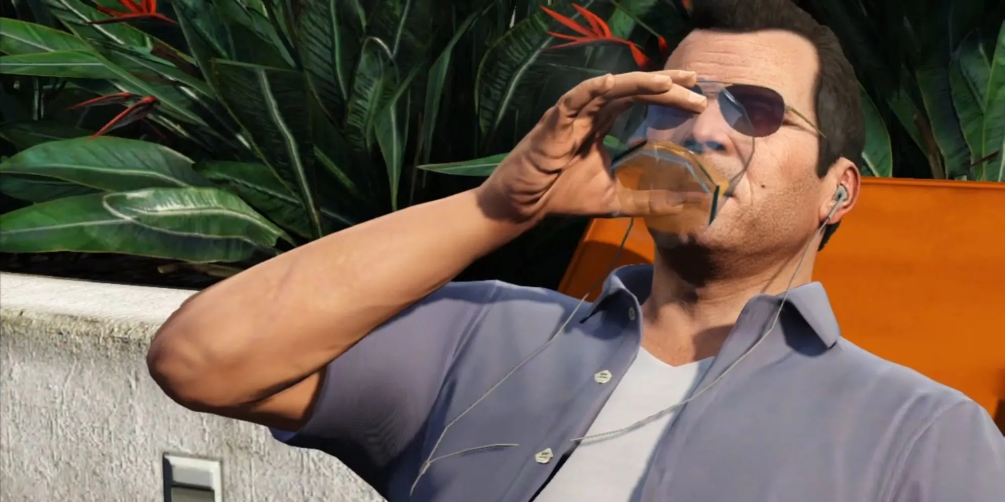 Michael De Santa trong Grand Theft Auto 5 uống rượu bên hồ bơi, đại diện cho câu nói 'You Forget A Thousand Things Every Day'.