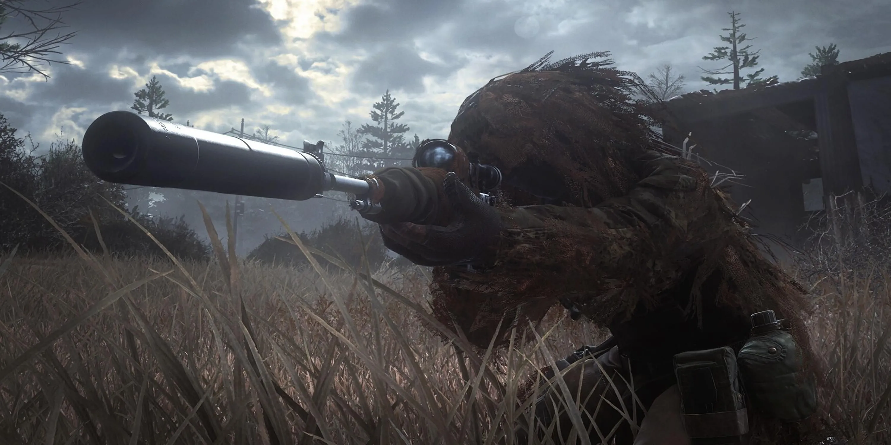 Một người đàn ông mặc quân phục rằn ri lá cây đang cầm súng bắn tỉa trong Call of Duty 4 Modern Warfare