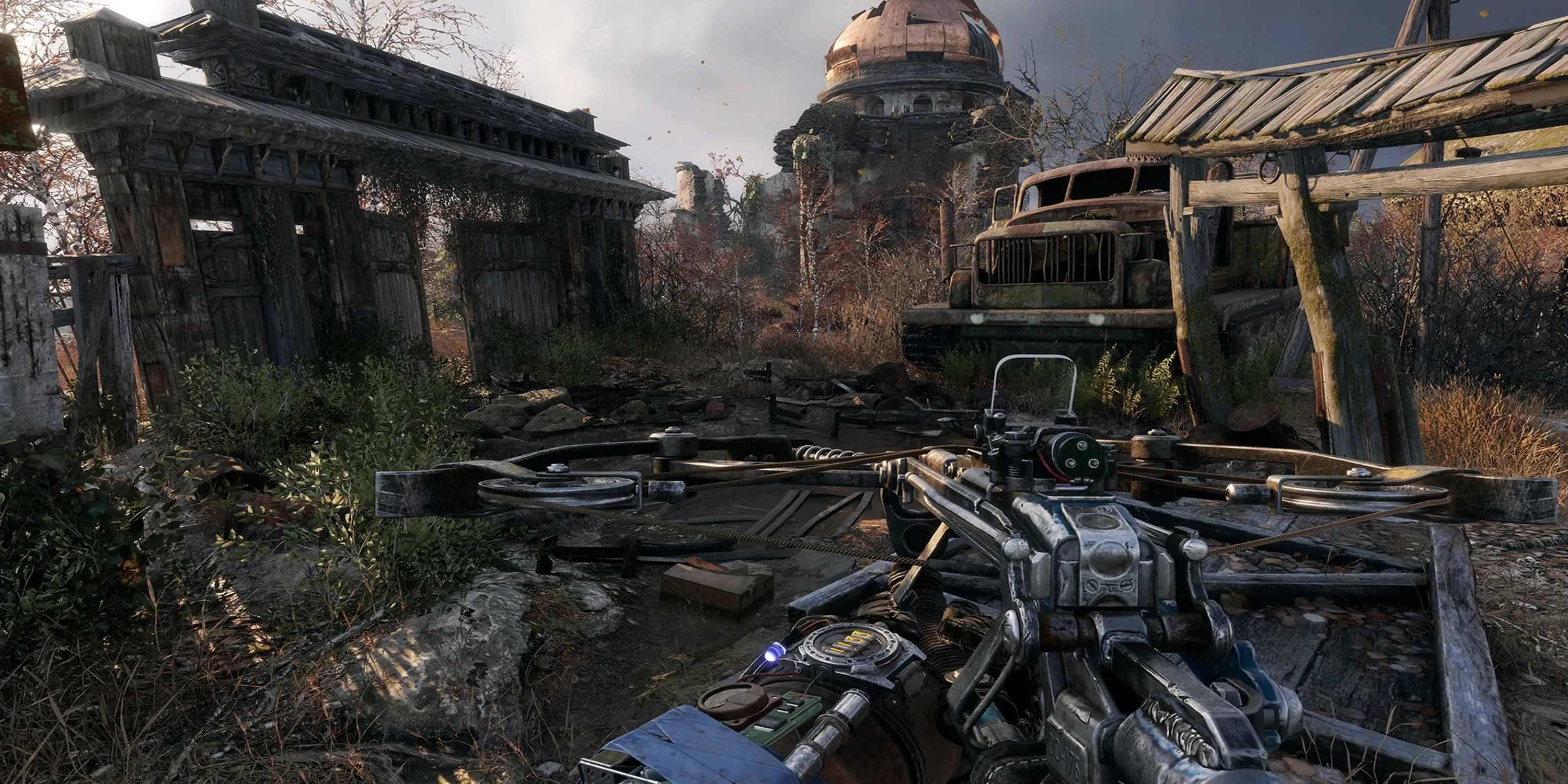 Nhìn vào những tòa nhà đổ nát trong khi cầm súng trong Metro Exodus