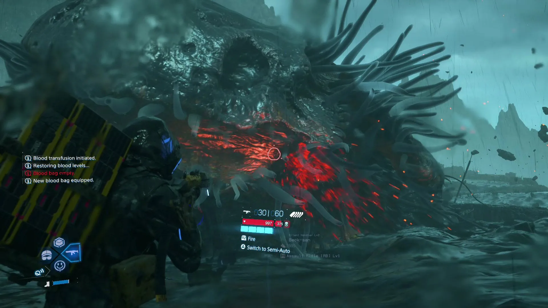 Sam né đòn của Giant BT trong trận chiến tại Death Stranding 2