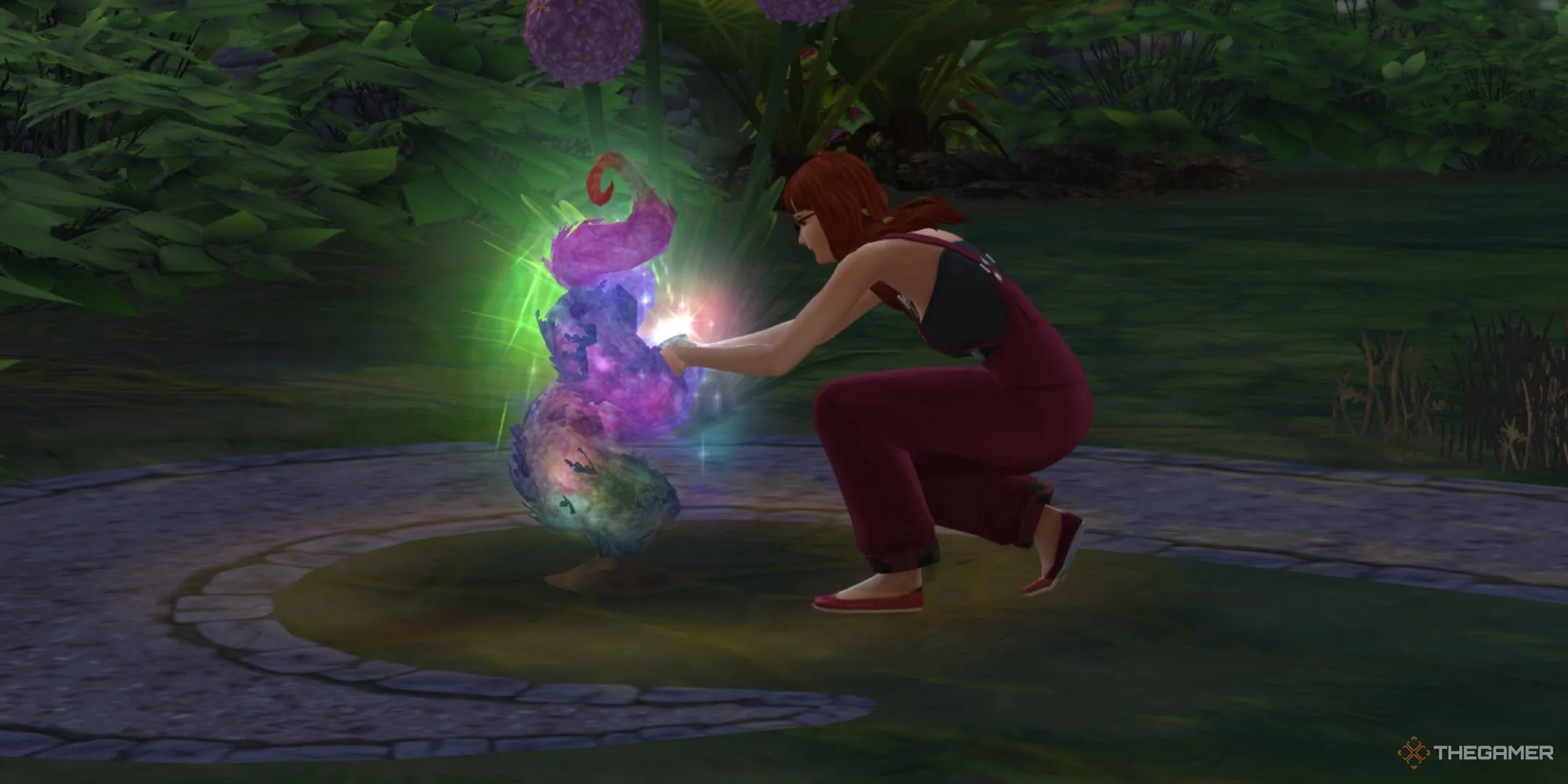 Sim thu hoạch từ bụi cây Moody, một loại cây cảnh mới trong nhà trong Sims 4 Enchanted By Nature.