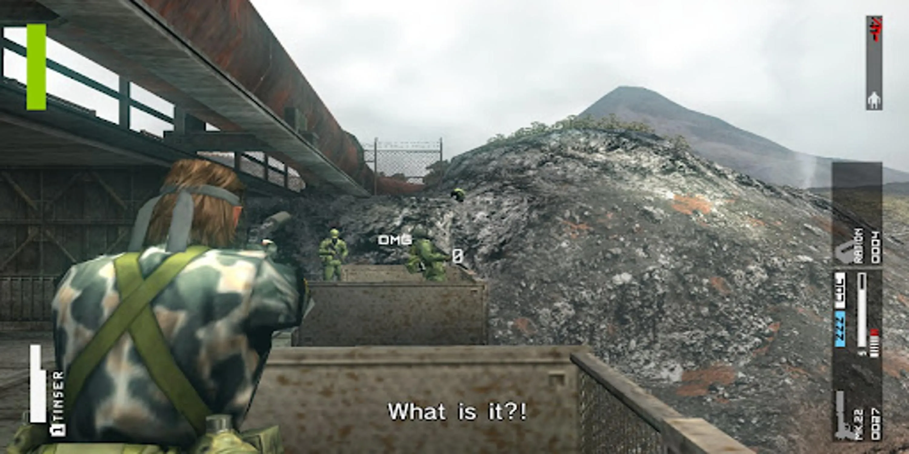 Solid Snake đang nhắm súng vào kẻ thù trong Metal Gear Solid Peace Walker
