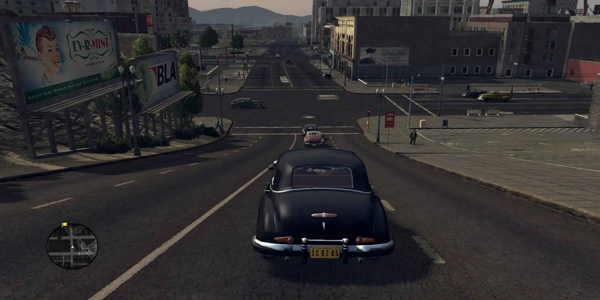 Thám tử Cole Phelps lái xe trong khung cảnh Los Angeles thập niên 1940 trong game L.A. Noire
