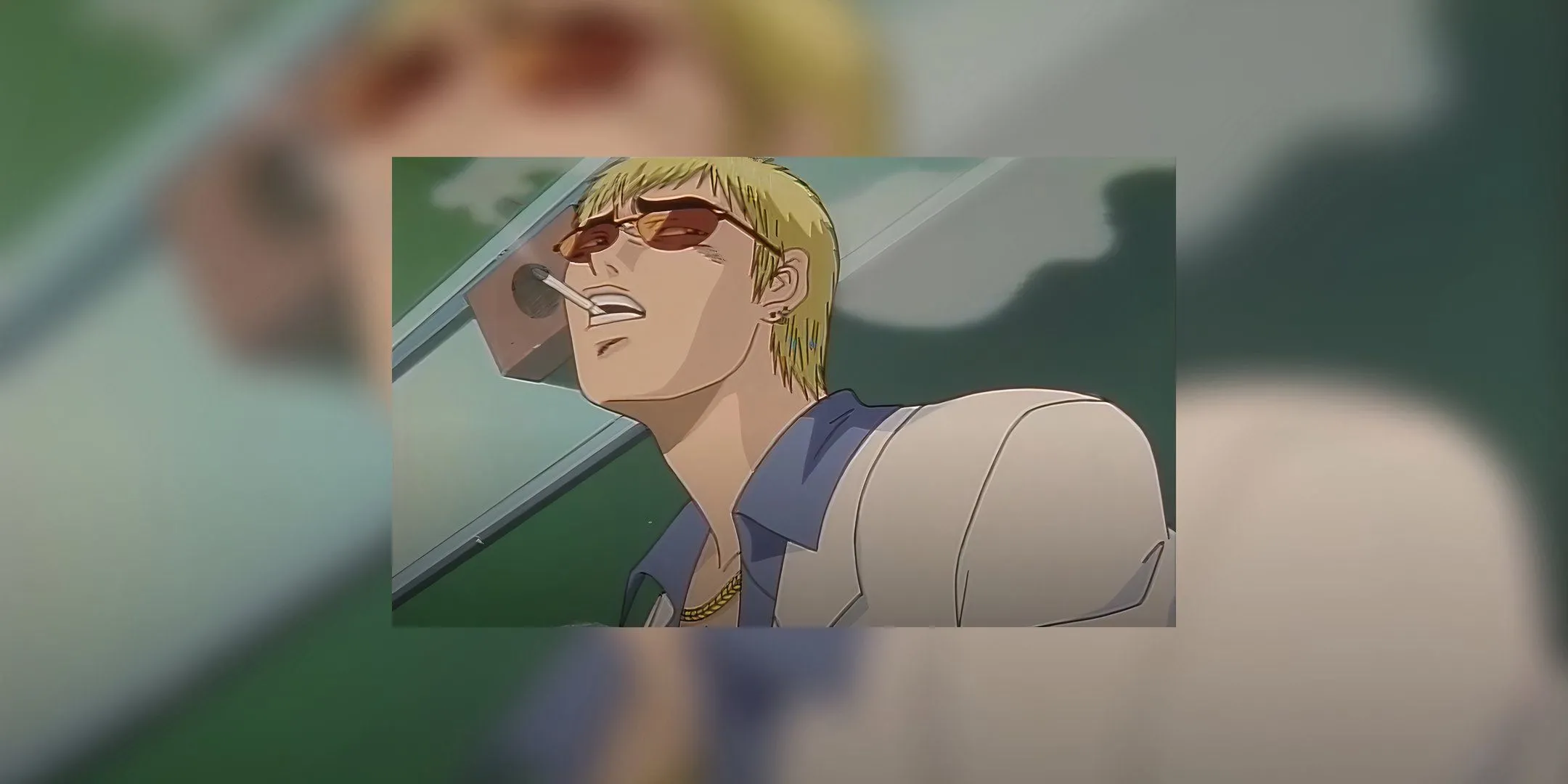 Thầy giáo Eikichi Onizuka hút thuốc trong lớp với cặp kính râm, phản ánh phong cách dạy học độc đáo và bất cần của anh trong Great Teacher Onizuka.