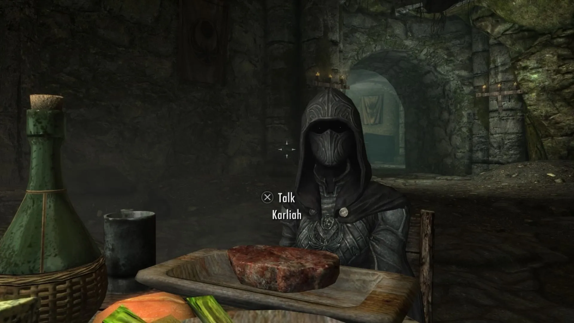 Chân dung cận cảnh nữ đạo tặc Karliah trong Skyrim với áo choàng đen và biểu cảm nghiêm nghị