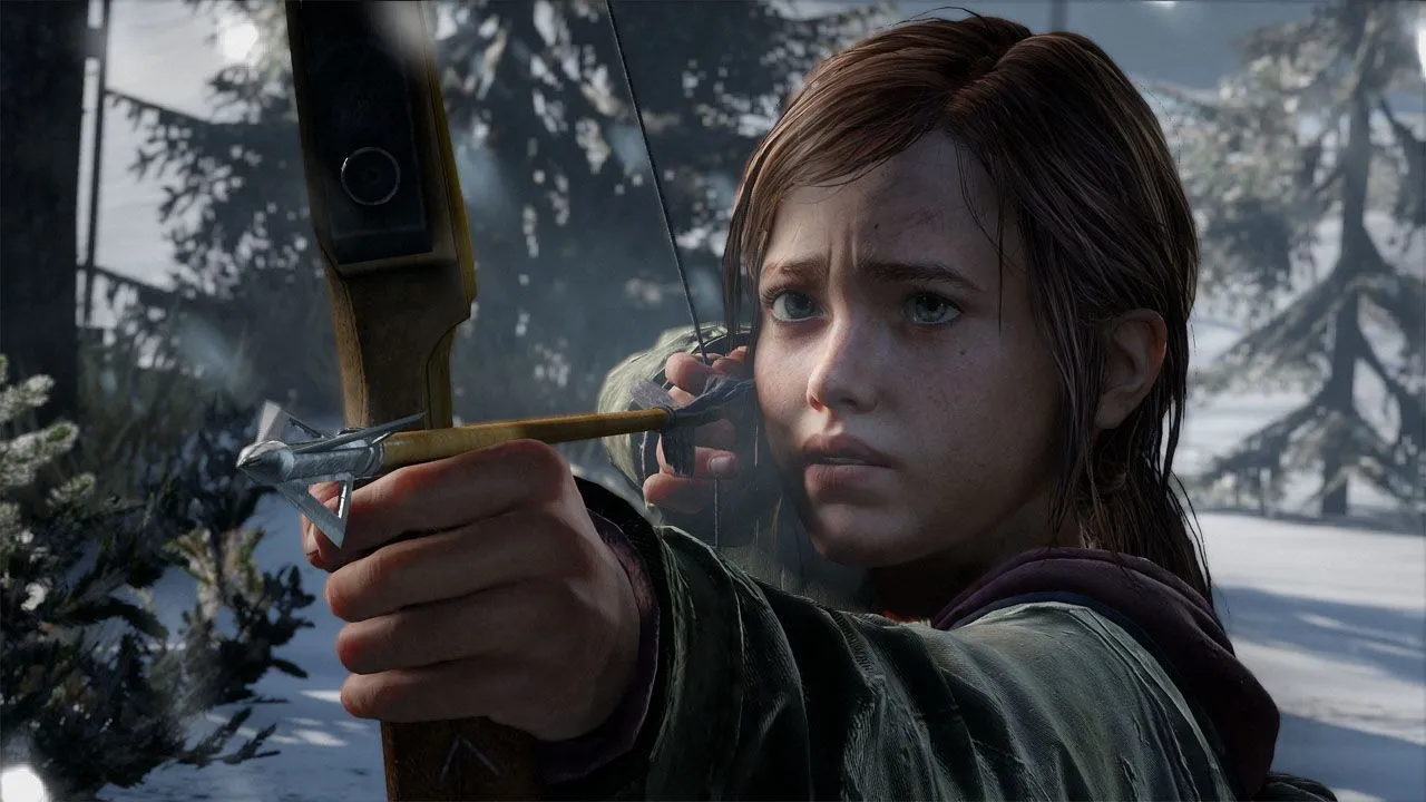 Ellie trong The Last of Us, trang phục mùa đông, đang căng cung tên sẵn sàng chiến đấu trong bối cảnh hoang tàn.