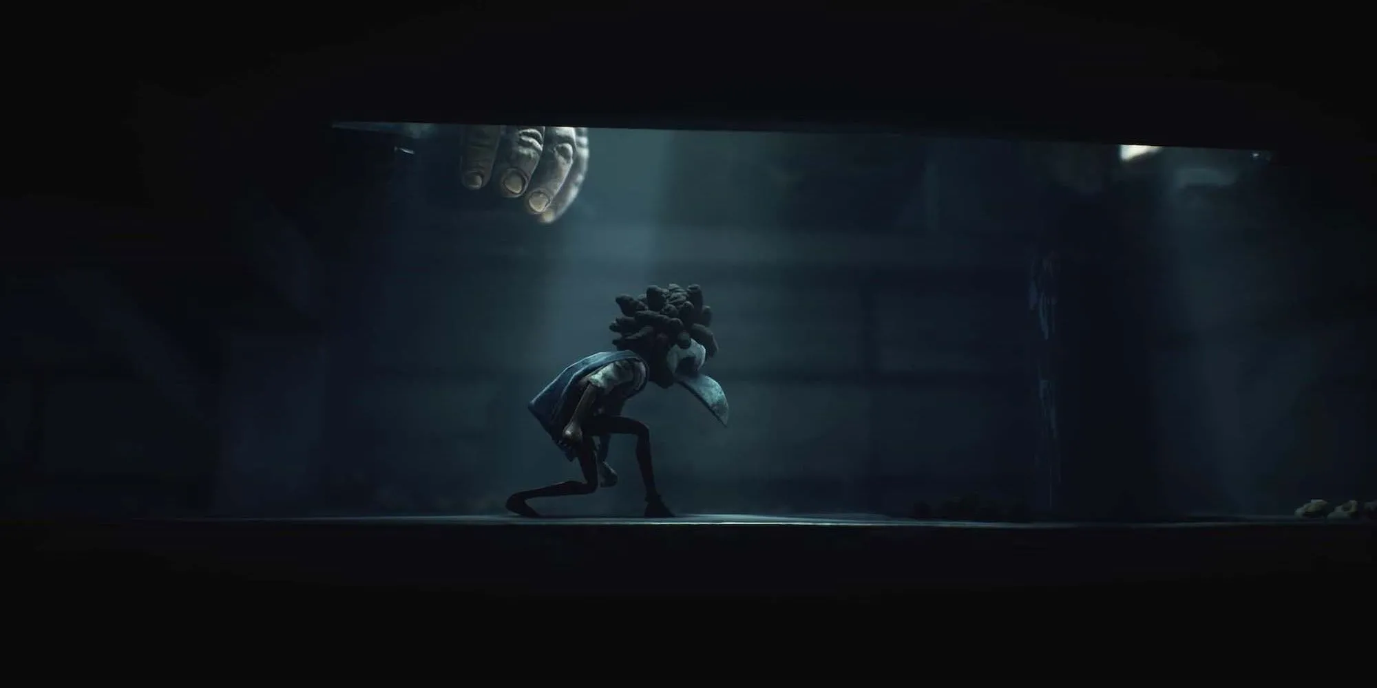 Hai nhân vật chính trốn khỏi một con quái vật khổng lồ trong Little Nightmares III