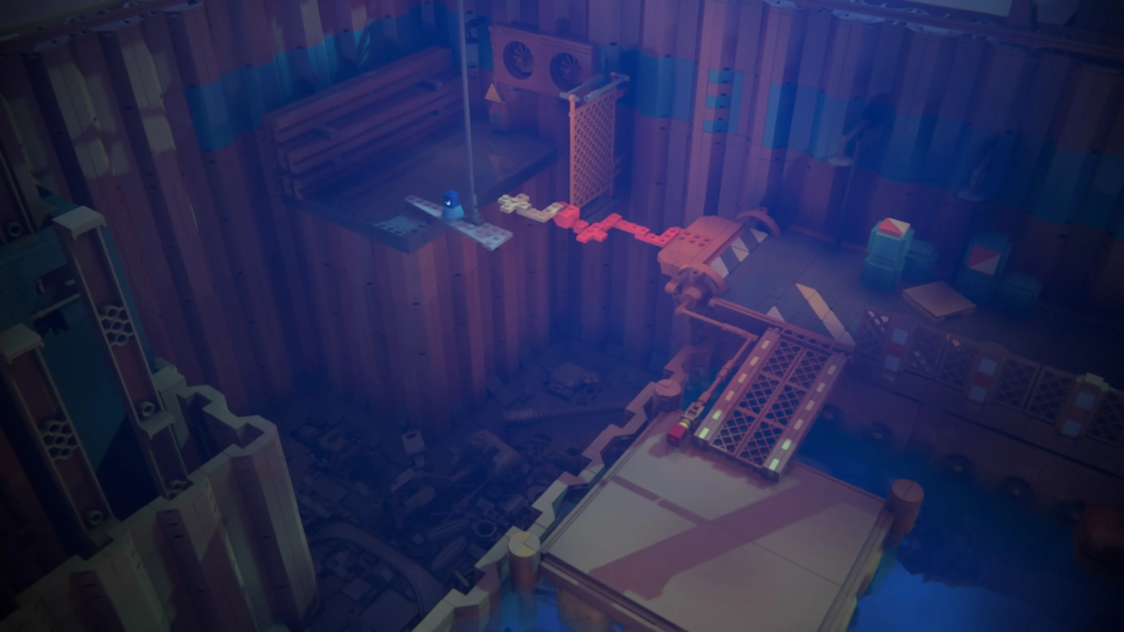 LEGO Voyagers: Hai nhân vật LEGO đang xây dựng một cây cầu từ các mảnh LEGO rời để tiếp cận một cầu chì ở phía bên kia vực sâu, với một chiếc thuyền đậu gần đó