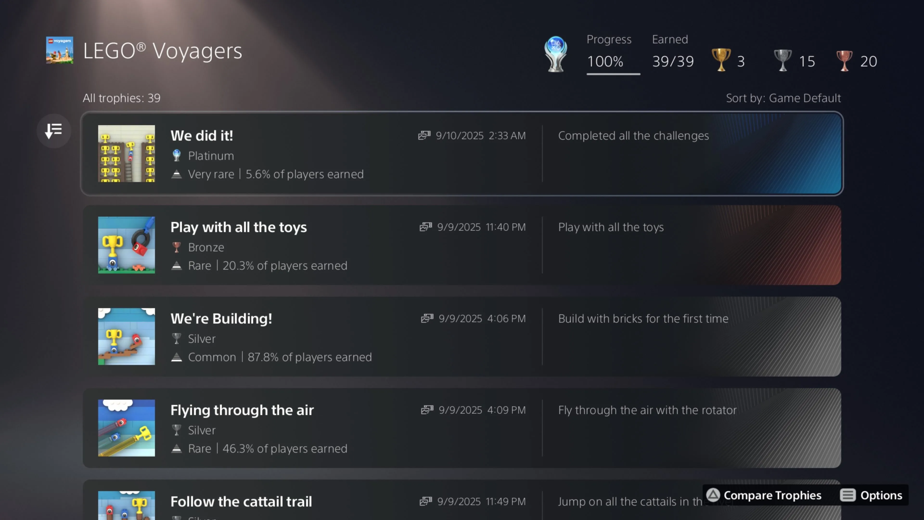 LEGO Voyagers: Huy hiệu Platinum vàng lấp lánh với hình ảnh hai nhân vật Red và Blue ăn mừng trên nền trời đầy sao