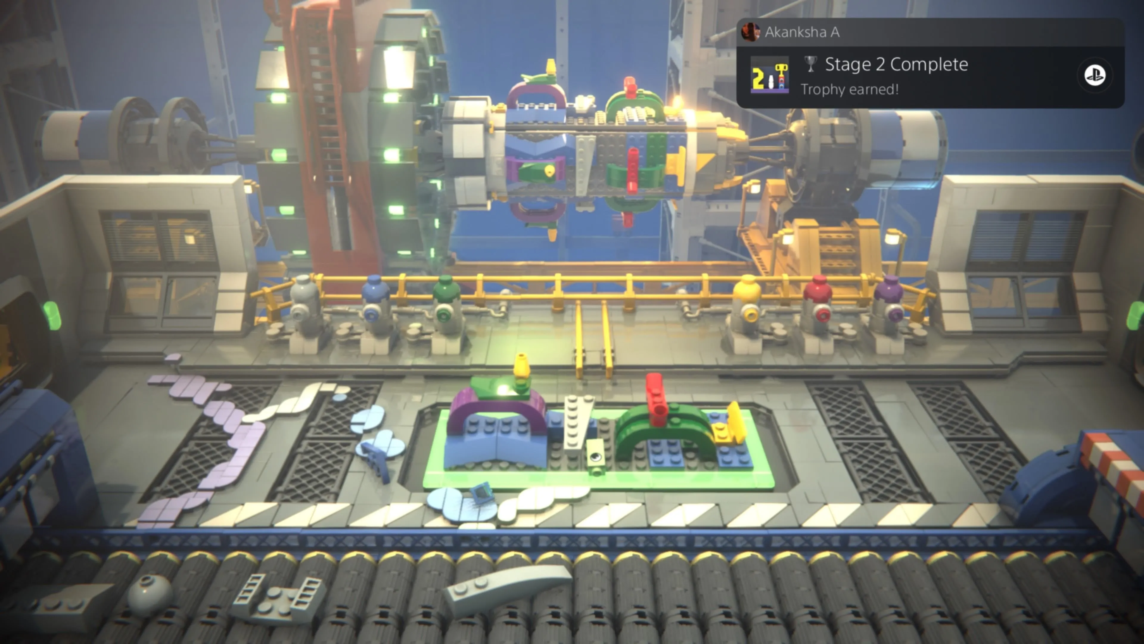 LEGO Voyagers: Một phần giữa của thân tên lửa đang được tùy chỉnh với sáu mảnh LEGO đầy màu sắc, mỗi mảnh một màu riêng biệt