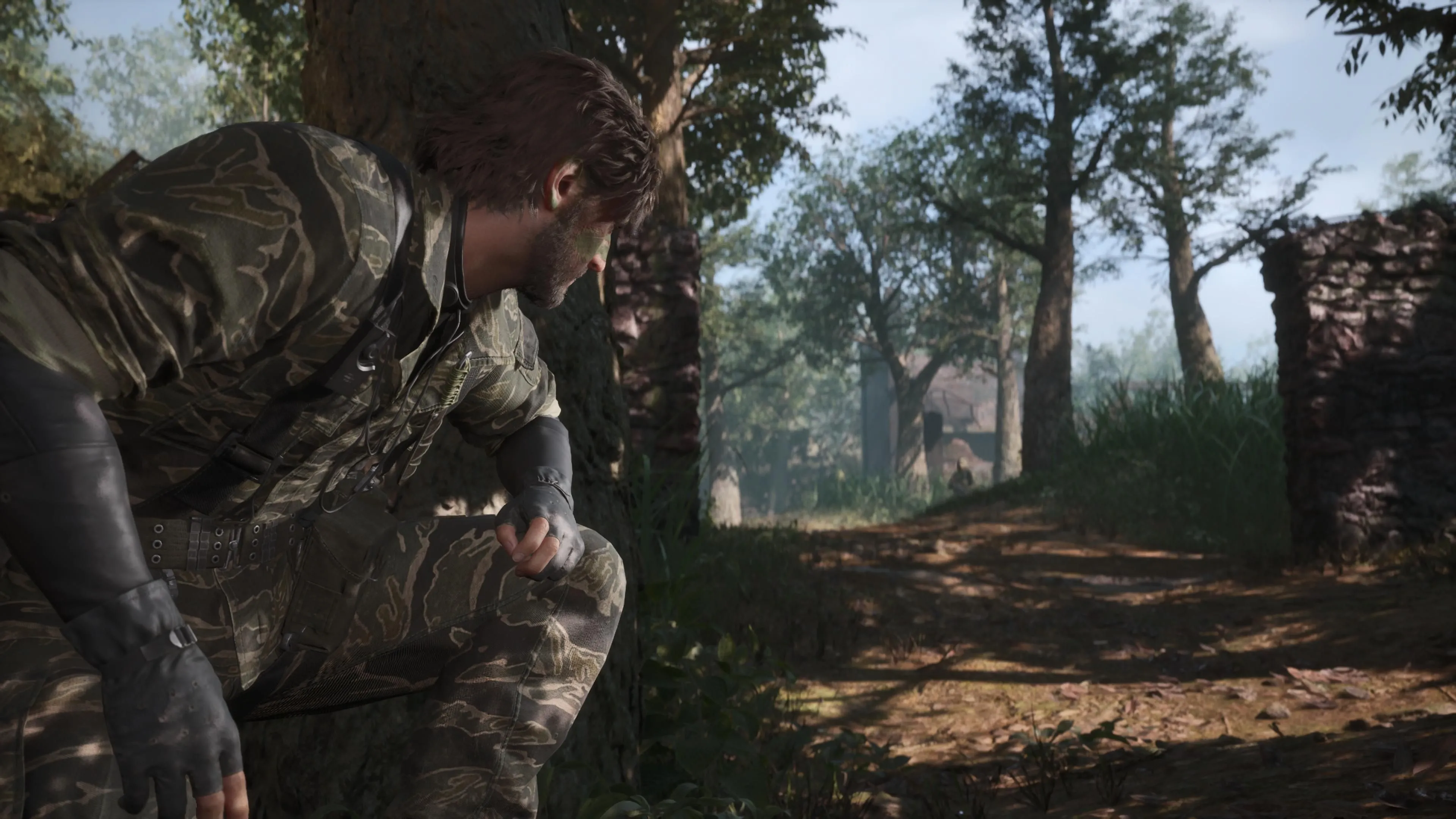 Naked Snake sử dụng kỹ năng ngụy trang tuyệt đỉnh, bò qua thảm thực vật dày đặc để tránh sự phát hiện của kẻ địch trong Metal Gear Solid Delta.